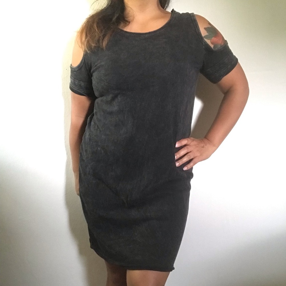 Hollister cold shoulder dress 🥶 👗